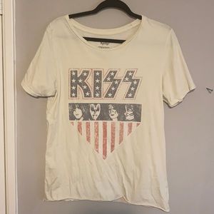White kiss graphic tee